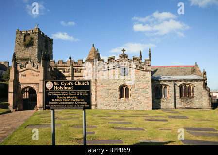 Kirche des Heiligen Cybi in Wänden von Caer Gybi Roman Fort. Holyhead, von der Insel Anglesey, North Wales, UK, Großbritannien Stockfoto