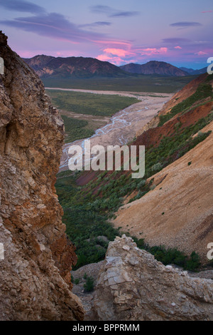 Sonnenaufgang am Polychrome Pass, Denali-Nationalpark, Alaska. Stockfoto