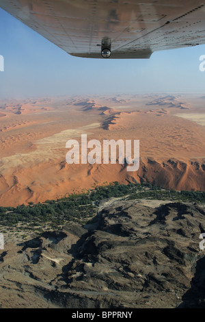 Luftbild von der Namib-Wüste und des Kuiseb-Flusses Stockfoto