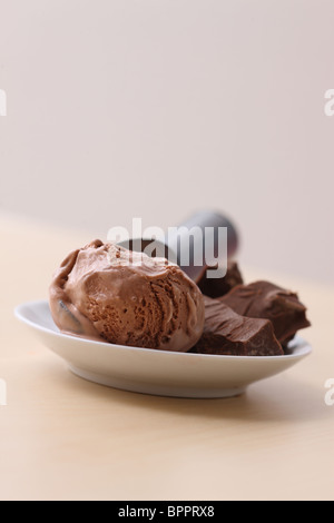 Kugel Schoko-Eis und Schokolade Brocken Stockfoto