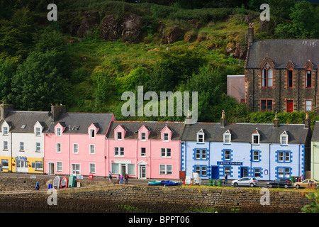 Bunte Häuser im Hafen von Portree auf der Isle Of Skye, Schottland Stockfoto