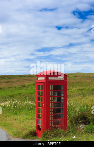 Rote Telefonzelle in der Nähe von Duntulm, Norden auf Isle Of Skye Stockfoto