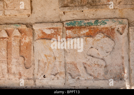 Platforma de Aguilas y Jaguares, Relief eines Jaguars hält ein menschliches Herz, Chichen Itza Ruinen, The Yucatan, Mexiko Stockfoto