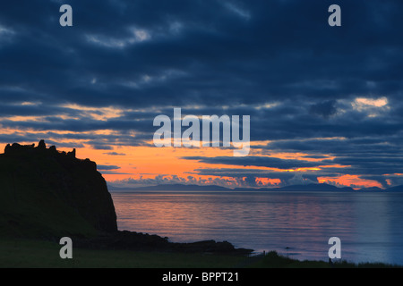 Sonnenuntergang am Duntulm Castle und Duntulm Hotel im westlichen Teil der Insel Skye in Schottland Stockfoto