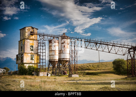 Alten Rock zerkleinern Maschinen in einem verlassenen Steinbruch Stockfoto