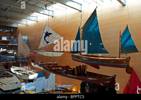 Life Size Schiffsmodellen an der Decke im National Maritime Museum in Falmouth, Cornwall Stockfoto