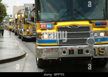 Eine Reihe von Clark County Feuerwehrautos auf dem Strip, Las Vegas Nevada, USA Stockfoto