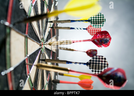 Dart in einer Dartscheibe Stockfoto