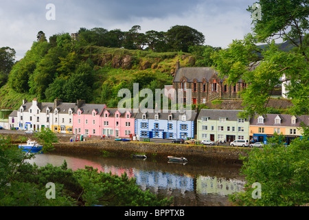 Bunte Häuser im Hafen von Portree auf der Isle Of Skye, Schottland Stockfoto