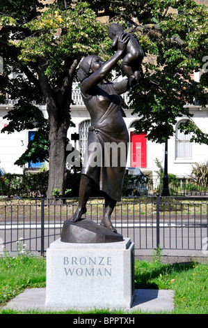 "Bronze Frau" Statue, Stockwell Memorial Gardens, Stockwell, London Borough of Lambeth, Greater London, England, Vereinigtes Königreich Stockfoto