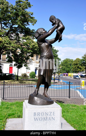 "Bronze Frau" Statue, Stockwell Memorial Gardens, Stockwell, London Borough of Lambeth, Greater London, England, Vereinigtes Königreich Stockfoto