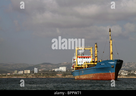 Ein Handelsschiff neben Tartous Hafen nehmen zwar auf einem Boot zur Insel Arwad Stockfoto