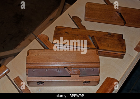 alte Holz Werkzeuge von Schiffsbauern, verwendet jetzt eine Ausstellung im National Maritime Museum in Falmouth, Cornwall, UK Stockfoto
