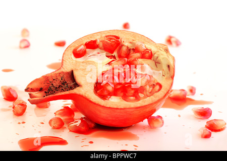 Granatapfel-Saft & Obst isoliert auf weiß Stockfoto