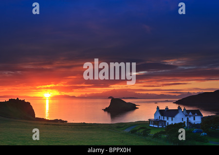 Sonnenuntergang am Duntulm Castle und Duntulm Hotel im westlichen Teil der Insel Skye in Schottland Stockfoto