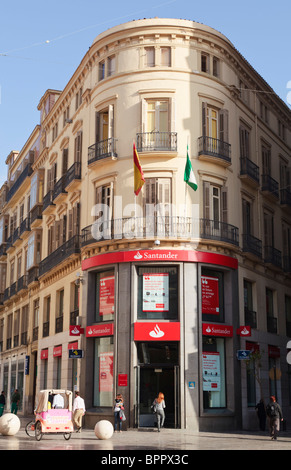 Zweig der spanischen Santander Bank in Calle Larios, Malaga, Provinz Malaga, Spanien. Stockfoto