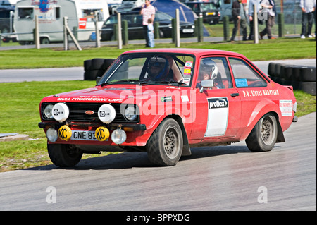 Mark II Ford Escort Rallye-Auto auf der Rallye Strecke Oulton Park Motor Racing Circuit Cheshire England Vereinigtes Königreich UK Stockfoto