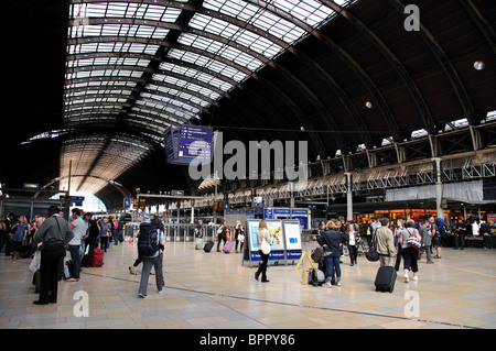 Bahnsteige, London Paddington Bahnhof, Paddington, City of Westminster, Greater London, England, Vereinigtes Königreich Stockfoto