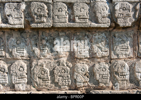 Tzompantli, Schnitzen von Schädeln auf einer Plattform für menschliches Opfer, Chichen Itza Ruinen, The Yucatan, Mexiko Stockfoto