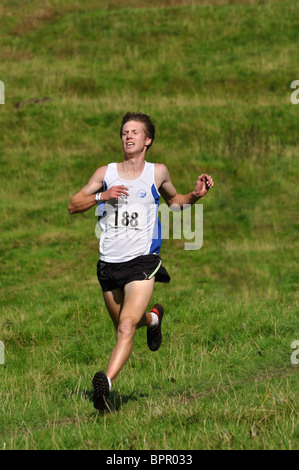 Läufer, die im Wettbewerb in Grasmere Sport im erfahrenen Guides Rennen fiel Stockfoto