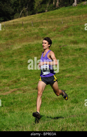 Fellrunner im Wettbewerb bei Grasmere Sports auf die erfahrenen Guides race Stockfoto
