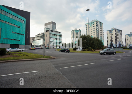 Belebten Kreisverkehr an der University of Sheffield. Das Information Commons-Gebäude ist auf der linken Seite. Stockfoto