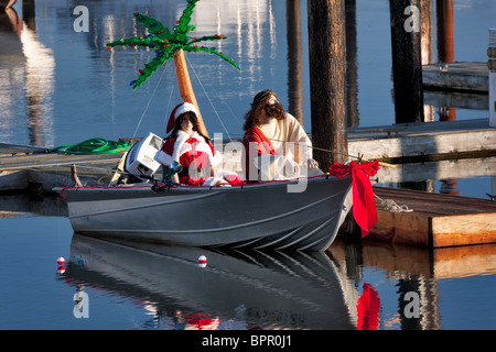 Komische Boot mit Weihnachtsfiguren Angeln. Bandon Harbor, OR, USA Stockfoto