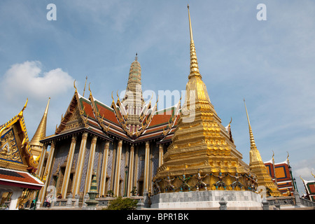 Königliche Pantheon genannt Prasat Phra Thap Bidon, hinter einem vergoldeten Chedi, Grand Palace, Bangkok, Thailand Stockfoto