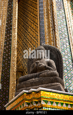 Stein-Buddhas geschnitzt im 9. Jahrhundert javanischen Stil an den 4 Ecken des Phra Mondop Gebäude, Grand Palace, Bangkok, Thailand Stockfoto