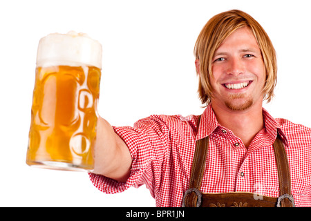 Glücklicher lächelnder Mann mit Lederhosen (Lederhose) hält Oktoberfest Bierkrug. Isoliert auf weißem Hintergrund. Stockfoto