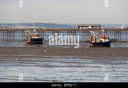 Zwei Fischerboote gestrandet bei Ebbe in der Nähe der Anlegestelle in Southend on Sea in Essex.  Foto von Gordon Scammell Stockfoto