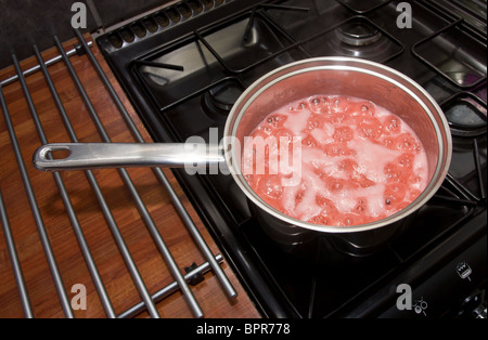 Hausgemachte Erdbeermarmelade bis auf Herd gekocht wird. Stockfoto