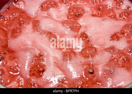 Hausgemachte Erdbeermarmelade bis auf Herd gekocht wird. Stockfoto