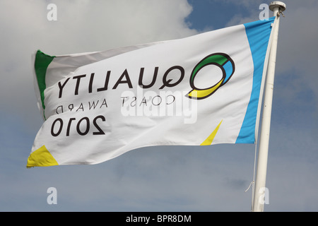 Eine Qualität Coast Award 2010-Flagge an einem Strand U.K. Stockfoto