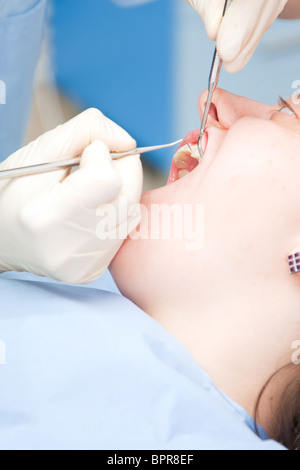Kaukasische Mädchen beim Zahnarzt. Stockfoto