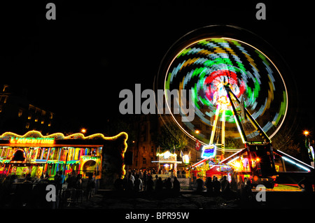 Langzeitbelichtung von einem Messegelände fahren gegen den Nachthimmel. Platz für Text in den Himmel. Stockfoto