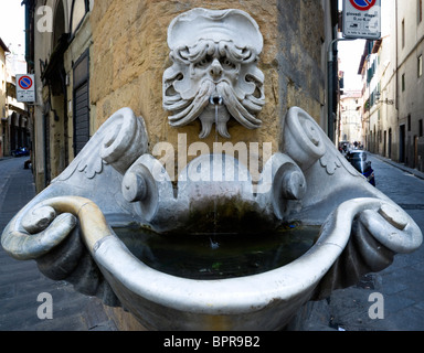 Italien Toskana Florenz Oltrarno Viertel trinken Wasser-Brunnen mit Wasserspeier an Eckgebäude in Piazza de'Frescobaldi Stockfoto