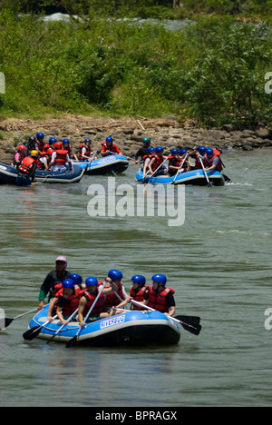 Wildwasser-Rafting auf der Kuilu Fluss, Sabah, Borneo. Stockfoto