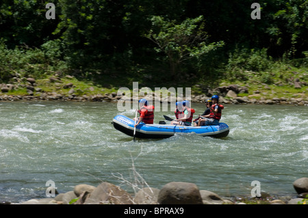 Wildwasser-Rafting auf der Kuilu Fluss, Sabah, Borneo. Stockfoto