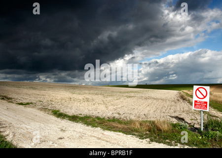 Stürmischer Himmel über Salisbury Plain, Wiltshire, England, UK Stockfoto