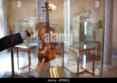 Andrea Mosconi unterhält der Stadt Cremona kostbare Geige, viele von Ihnen Stradivari-Geigen spielen sie fo Stockfoto
