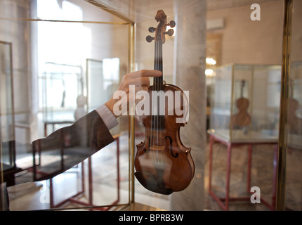 Andrea Mosconi unterhält die Stadt Cremona Geige spielen sie jeden Morgen. Stockfoto
