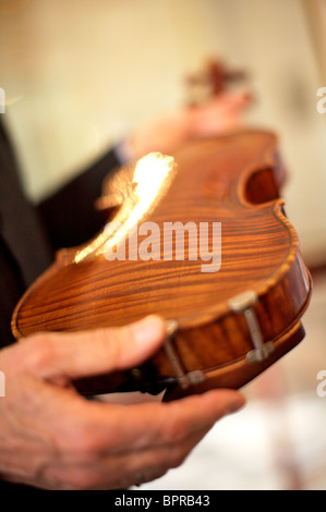 Andrea Mosconi unterhält der Stadt Cremona kostbare Geige, viele von Ihnen Stradivari-Geigen spielen sie fo Stockfoto