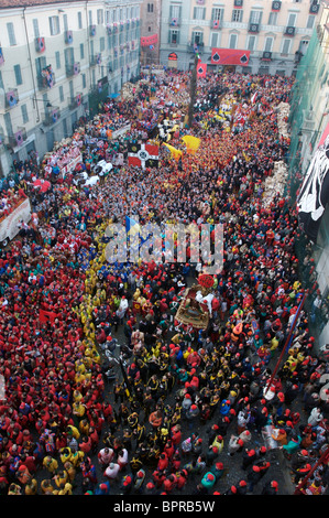 Ivrea, Italien, feiert Karneval mit den Orange kämpfen, wenn die Stadt eine Schlacht spielt. Stockfoto