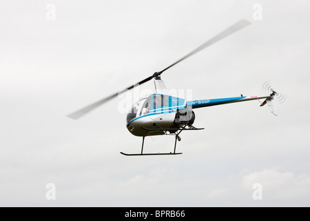 Robinson R22 Beta G-BSGF im Flug über Breighton Flugplatz Stockfoto