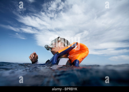 Schnorchler, die Oberfläche zu brechen. Stockfoto