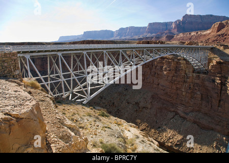 Scenic Highway U.S. Highway 89A kreuzt den Colorado River in Marble Canyon über den historischen Navajo Bridge, Arizona Stockfoto