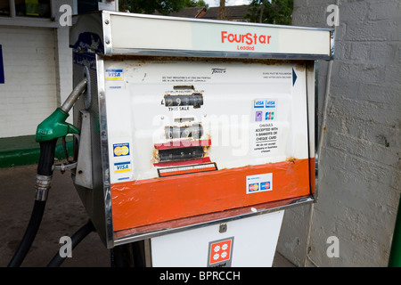 Eine alte überholte alte Vier Sterne Pumpe/Vintage 4-Sterne Zapfsäulen an Tankstellen garage Vorplatz. UK. Stockfoto