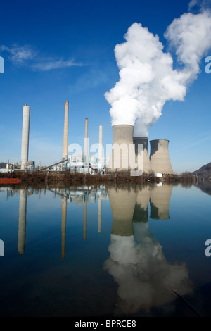 Wasserstand Blick auf ein Kohlekraftwerk. Stockfoto