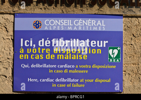 Zeichen, die auf das Vorhandensein eines Defibrillators Dorf Biot, Frankreich Stockfoto